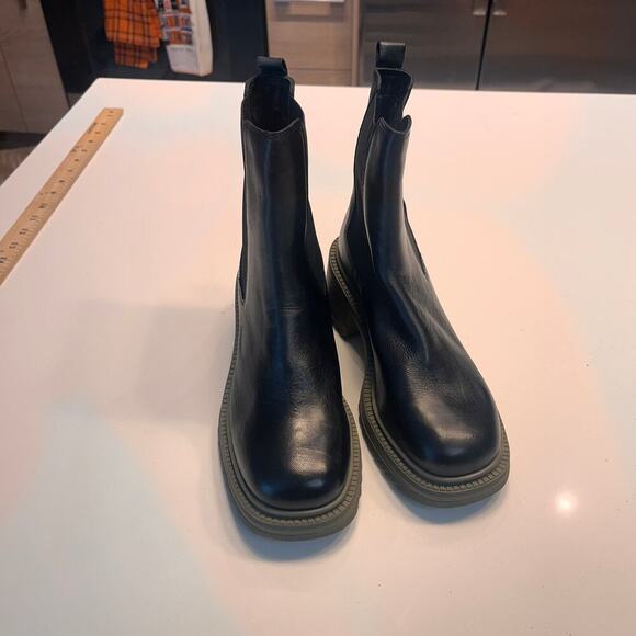 NEW Vince Camuto Black Leather Block Heel Pull On Booties Size 6.5 - Picture 6 of 10